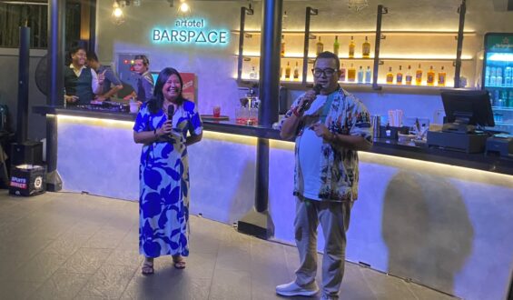Nikmati Sunset, Cocktail, dan Good Vibes di ARTOTEL BARSpace