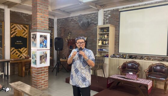 Menyelami Inovasi dan Filosofi Batik di Rumah Batik Komar