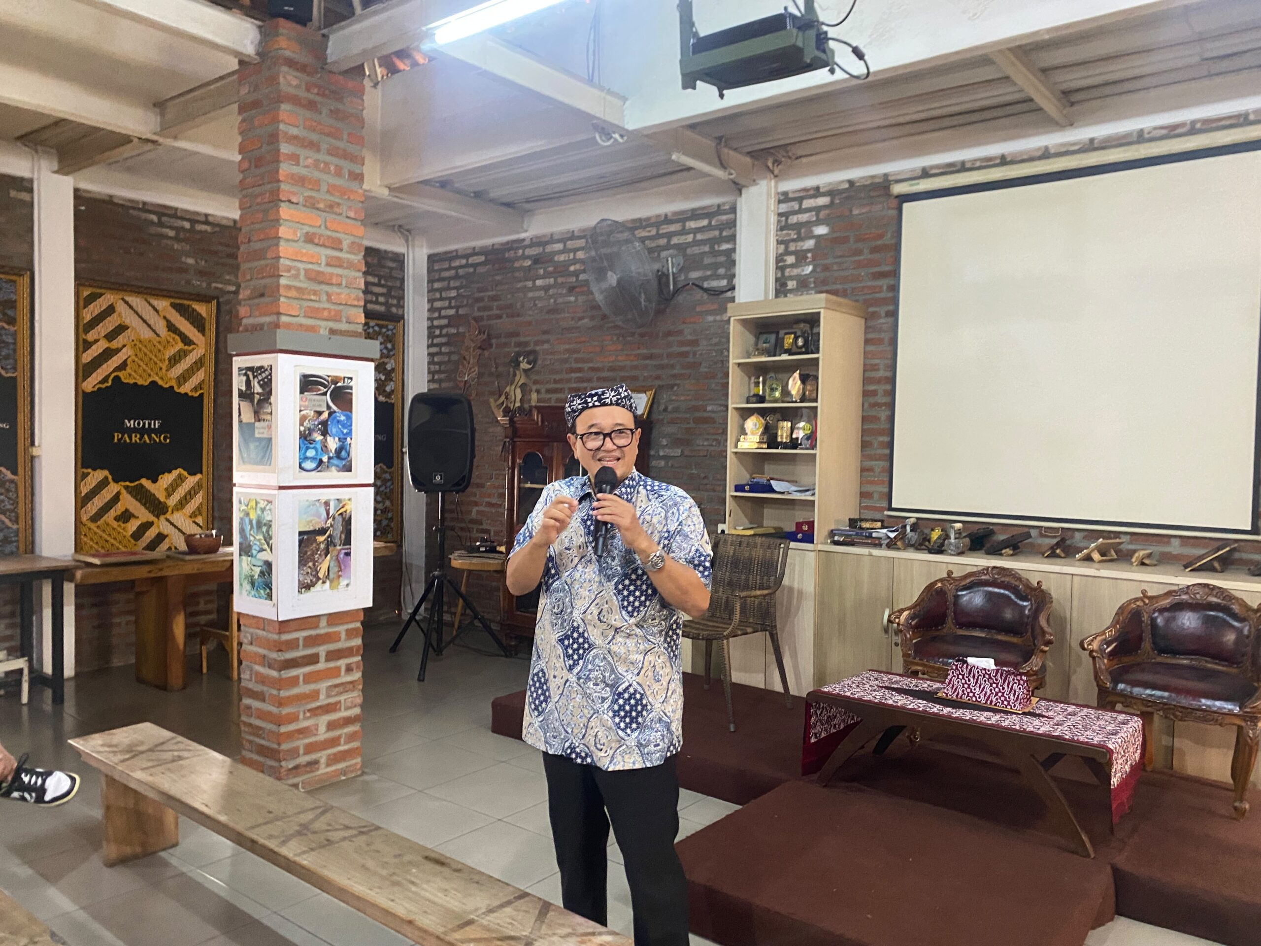 Menyelami Inovasi dan Filosofi Batik di Rumah Batik Komar
