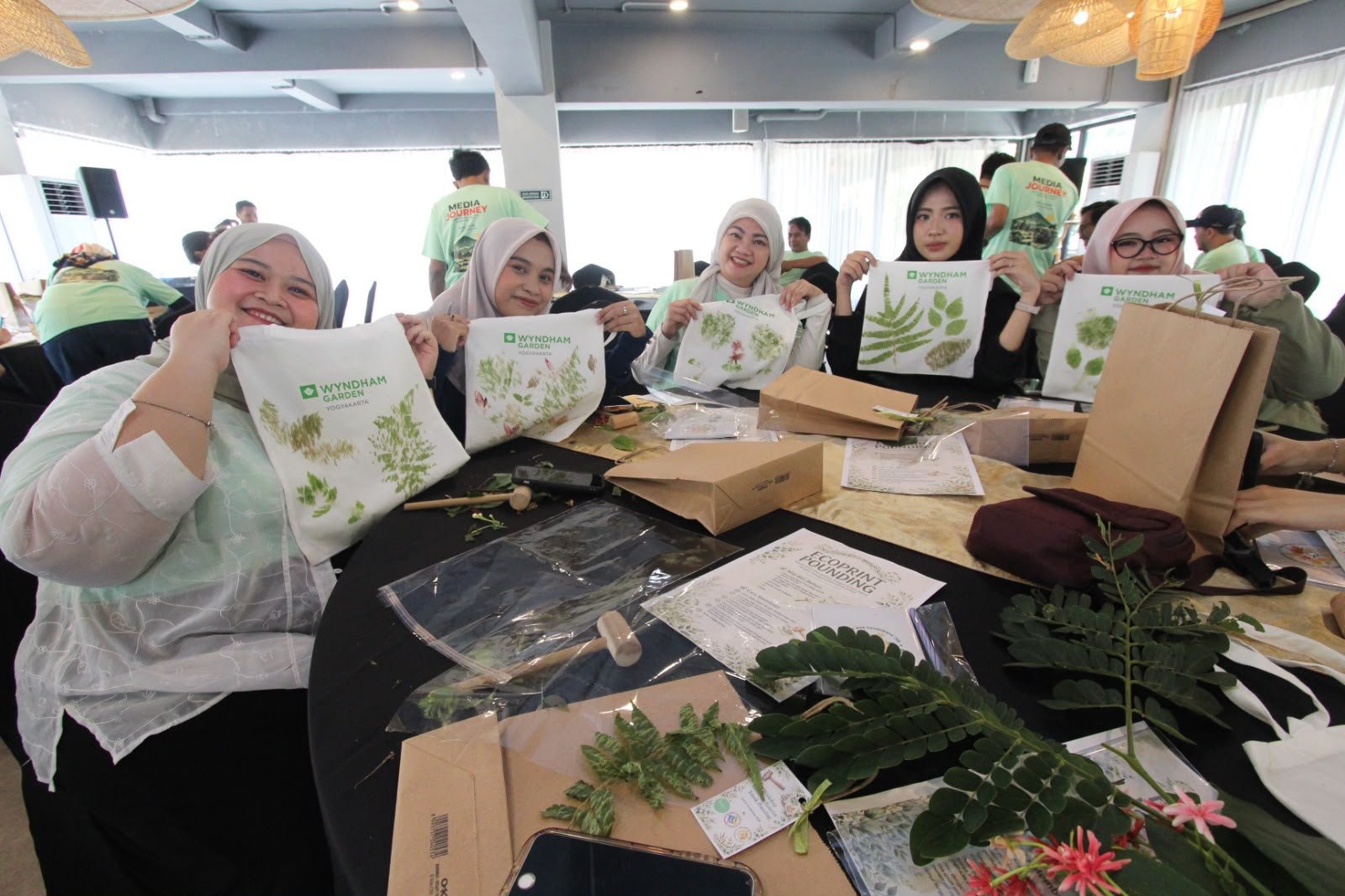 Mengintip Keseruan Belajar Berkreasi Ecoprint di Wyndham Garden